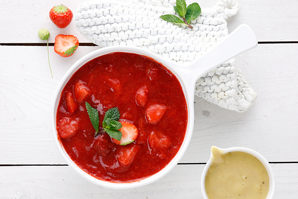 Probiert doch mal unsere Erdbeergrütze mit Vanillecreme.