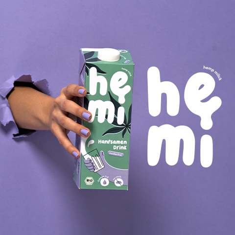 Die neuen Bio-Hanfsamen-Drinks sind ab sofort in 2 Sorten - original und zuckerreduziert - in unseren Filialen und online verfügbar.